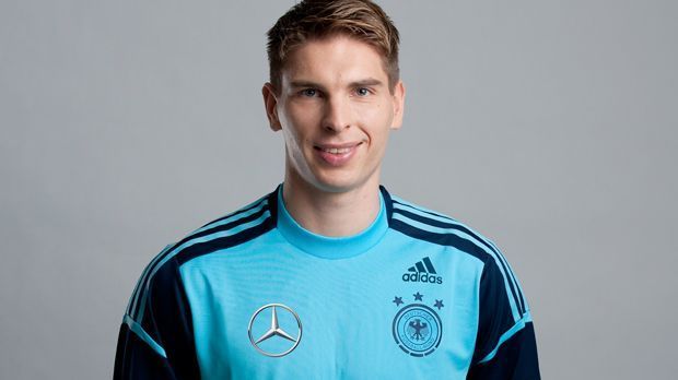 
                <strong>Ron-Robert Zieler</strong><br>
                Der 25-Jährige feierte sein Debüt in der A-Nationalmannschaft im Testspiel gegen die Ukraine 2011. Zieler absolvierte bisher zwei Länderspiele und nahm bei der EM 2012 als Ersatztorwart teil.
              