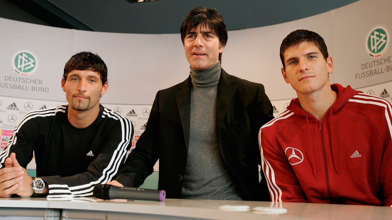 
                <strong>Berufung zur deutschen Nationalmannschaft</strong><br>
                ... und so berief Bundestrainer Joachim Löw den Stuttgarter im Februar 2007 zur Nationalmannschaft. Es sollte das erste von 78 Länderspielen für den DFB werden, bei dem es gleich etwas zu feiern gab ...
              