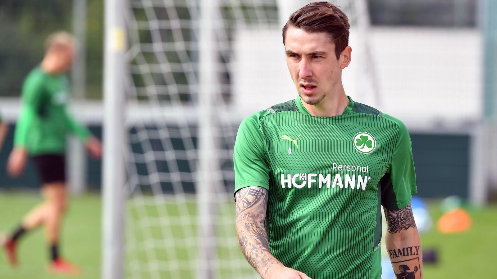 
                <strong>Adrian Fein (SpVgg Greuther Fürth)</strong><br>
                Mit 22 Jahren wäre es an der Zeit für den Bundesliga-Durchbruch. Das hat sich wohl Adrian Fein im Sommer 2021 gedacht, als er sich von den Bayern zu Aufsteiger Fürth ausleihen ließ. Diese Leihe ist bislang für keinen Beteiligten ein Gewinn. Fürths Trainer Stefan Leitl hat Sechser Fein schon öffentlich angezählt. "Wir haben es angesprochen, unterstützen ihn dabei. Adrian muss es auf dem Trainingsplatz hinbekommen. Ich erwarte eine deutliche Leistungssteigerung von ihm", sagte Leitl im September im "Kicker". Verbessert hat sich die Lage für Fein seitdem nicht, ganz im Gegenteil. Nach der Leitl-Ansage stand Fein in keinem der drei darauffolgenden Bundesliga-Spiele im Fürther Kader. Feins enttäuschende Saisonbilanz: zwei Einsätze, 22 Spielminuten - ein Bundesliga-Durchbruch sieht definitiv anders aus.
              