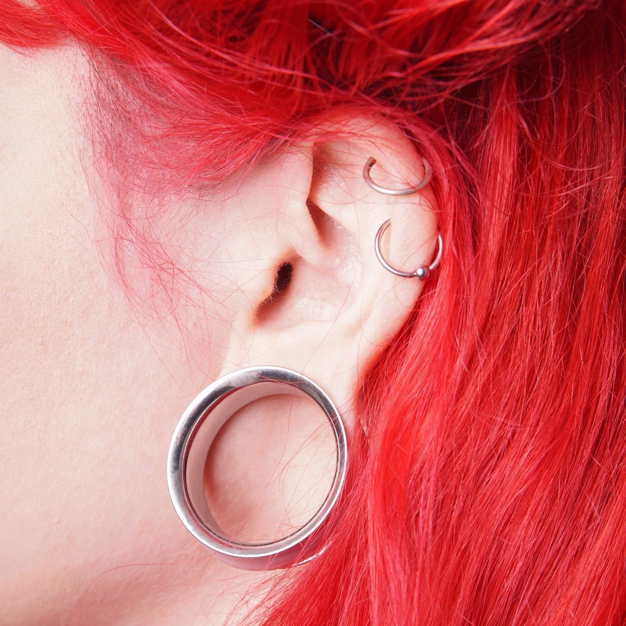 Tunnel: Eine andere Form von Piercings sind geweitete oder gedehnte Piercings, auch Tunnel genannt. Dabei wird der Stichkanal durch das Einsetzen eines "Fleshtunnel" ("Fleischtunnel") aus Stahl, Kunststoff, Holz, Horn, Silikon, Glas oder Titan dauerhaft gedehnt. 