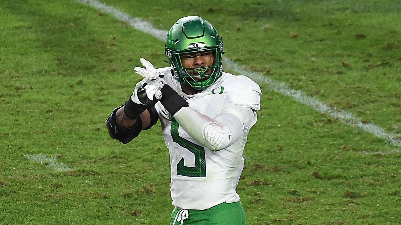 
                <strong>5. Pick: Detroit Lions - Kayvon Thibodeaux, Edge, Orgeon</strong><br>
                Aus eins mach zwei. Die Detroit Lions nutzen den ersten der ehemaligen Picks der New York Giants für Kayvon Thibodeaux. Damit nehmen die Lions den wahrscheinlich zweitbesten Edge Rusher in diesem Draft vom Board.
              