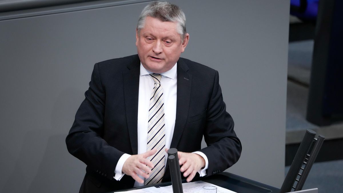 Hermann Gröhe spricht im Bundestag