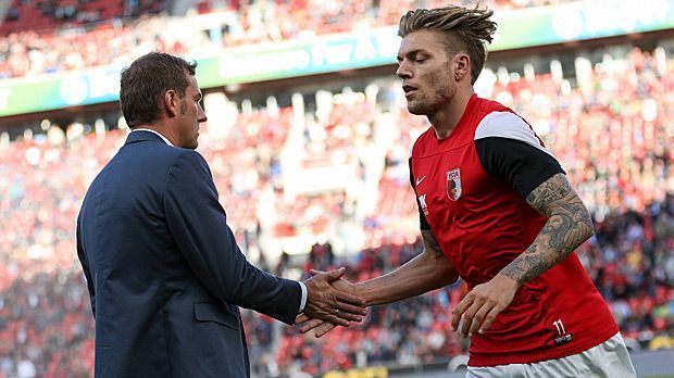 
                <strong>FC Augsburg</strong><br>
                FC Augsburg: Die Schwaben vertrauen auf Audi als Exklusivpartner, weshalb auf dem Trainingsgelände stets eine Menge Autos mit den vier Ringen am Kühlergrill zu sehen sind.
              