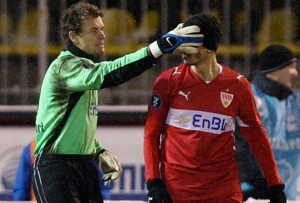 
                <strong>18.2.2009: Jens Lehmann (VfB Stuttgart)</strong><br>
                Kahns langjähriger Intimfeind Jens Lehmann steht dem "Titan" in Sachen Ausraster aber kaum nach. Hier knippst der damalige Stuttgarter seinem Teamkollegen Khalid Boulahrouz kurzerhand das Licht aus. Der Niederländer dürfte bereut haben, ein Stirnband zu tragen.
              