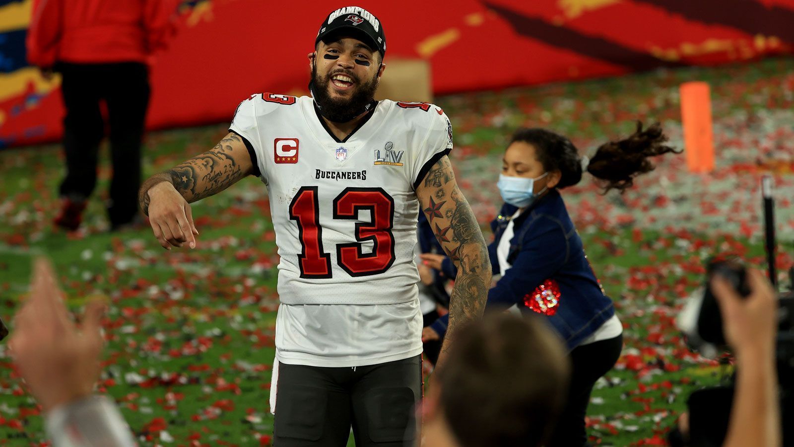 
                <strong>Mike Evans</strong><br>
                
              