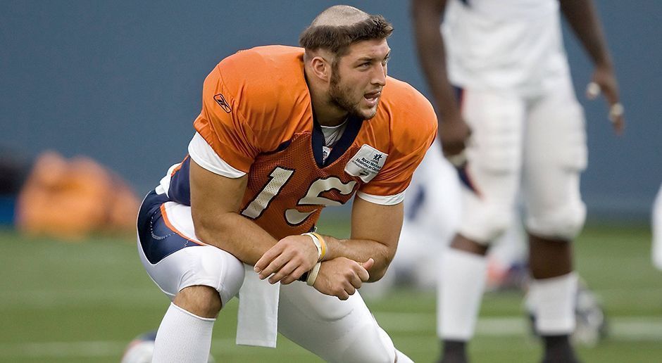 
                <strong>Tim Tebow</strong><br>
                … damals war Tim Tebow in seiner Rookie-Saison. Der strenggläubige Tebow bekam von seinen Mitspielern ebenfalls den Mönchshaarschnitt verpasst.
              