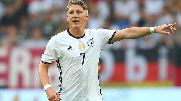
                <strong>Bastian Schweinsteiger</strong><br>
                Bastian Schweinsteiger: Der Kapitän kehrte in der 68. Minute unter großem Jubel zurück auf den Platz. Konnte sich nicht besonders auszeichnen, aber für ihn ging es vor allem darum, Spielpraxis für die EM zu sammeln. ran-Note: 3.
              