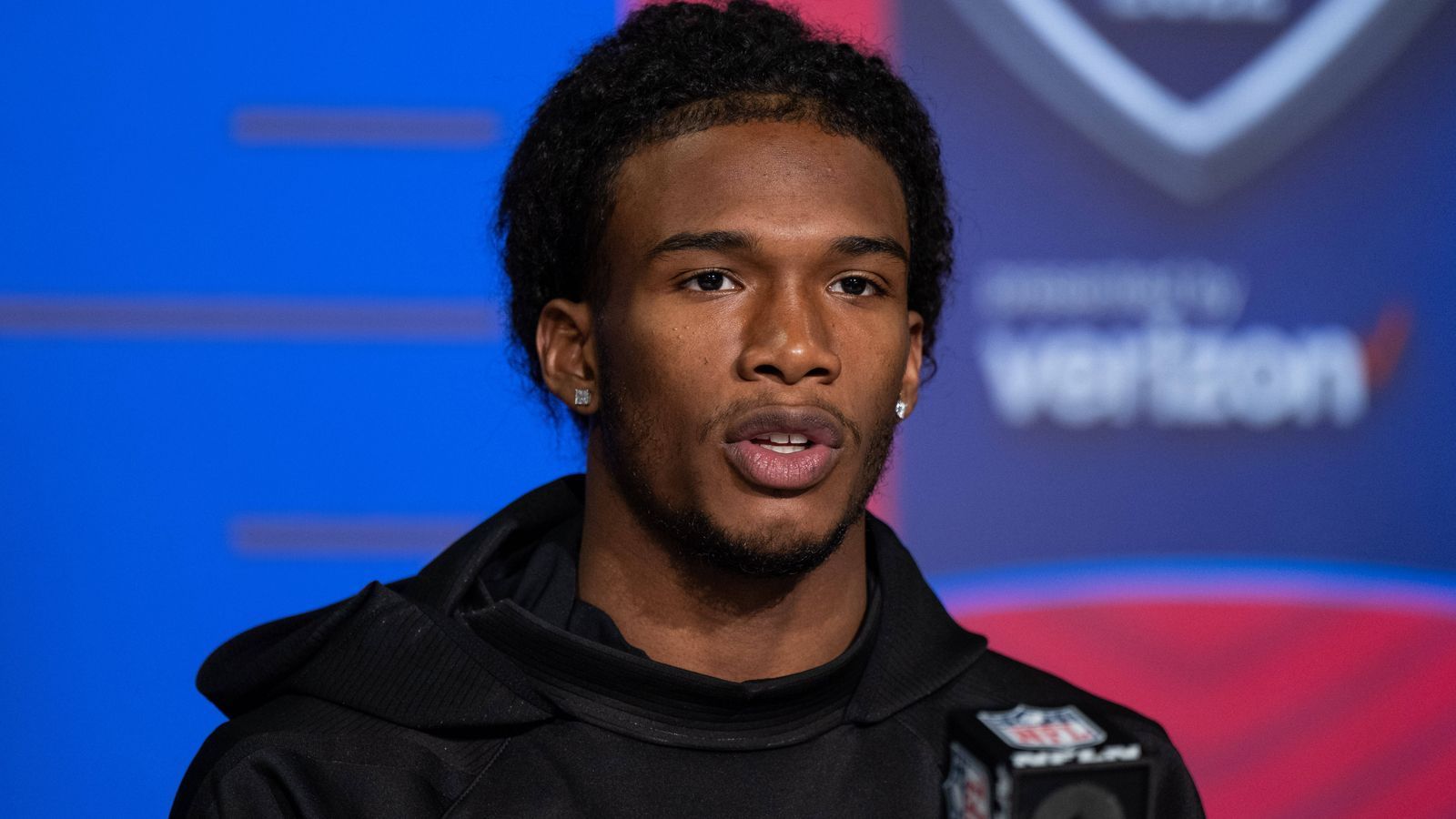 
                <strong>Garrett Wilson (Wide Receiver, Ohio State)</strong><br>
                Er gilt als bester Receiver in der Draft-Klasse, er könnte rund um die Top 10 ausgewählt werden. Fing 2021 70 Bälle für 1.058 Yards und zwölf Touchdowns. Wilson überzeugt mit seiner Schnelligkeit, er ist explosiv, dynamisch und hat starke Run-after-Catch-Fähigkeiten. An seiner soliden Fangtechnik müsste er weiter arbeiten. Ist als Slot Receiver wohl am besten aufgehoben.
              