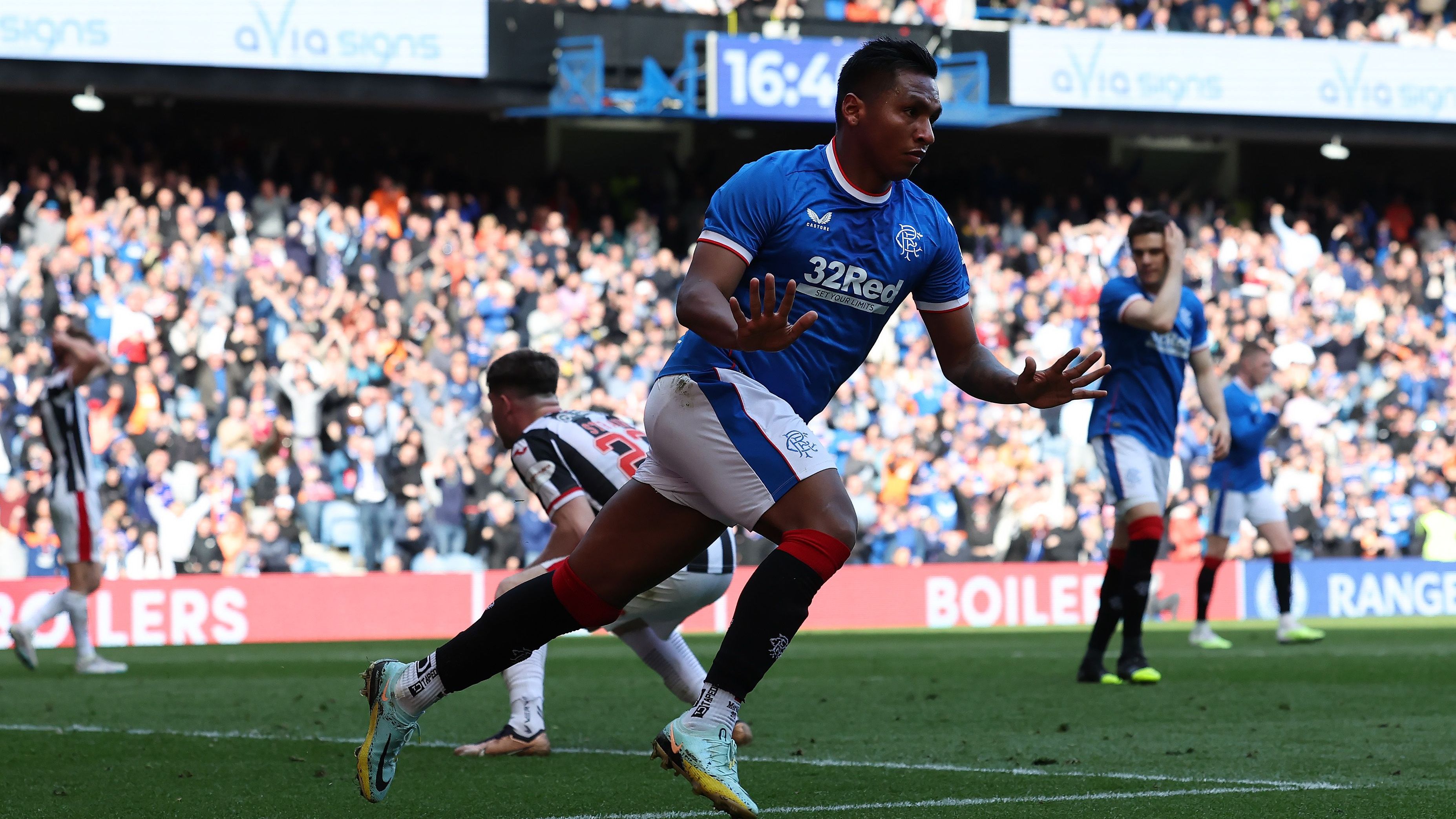 <strong>Alfredo Morelos (zuletzt Glasgow Ranger</strong>s)<br>Der Kolumbianer Morelos ist der größte Name, der auf dem Markt der Mittelstürmer aktuell verfügbar ist. Zuletzt spielte der 27-Jährige sechs sehr erfolgreiche Jahre bei den Glasgow Rangers und stand mit den Schotten im vergangenen Jahr im Europa-League-Finale in Sevilla gegen die Eintracht. Sein Vertrag lief aus, Morelos wollte eine neue Herausforderung - aber fand noch keinen Klub.