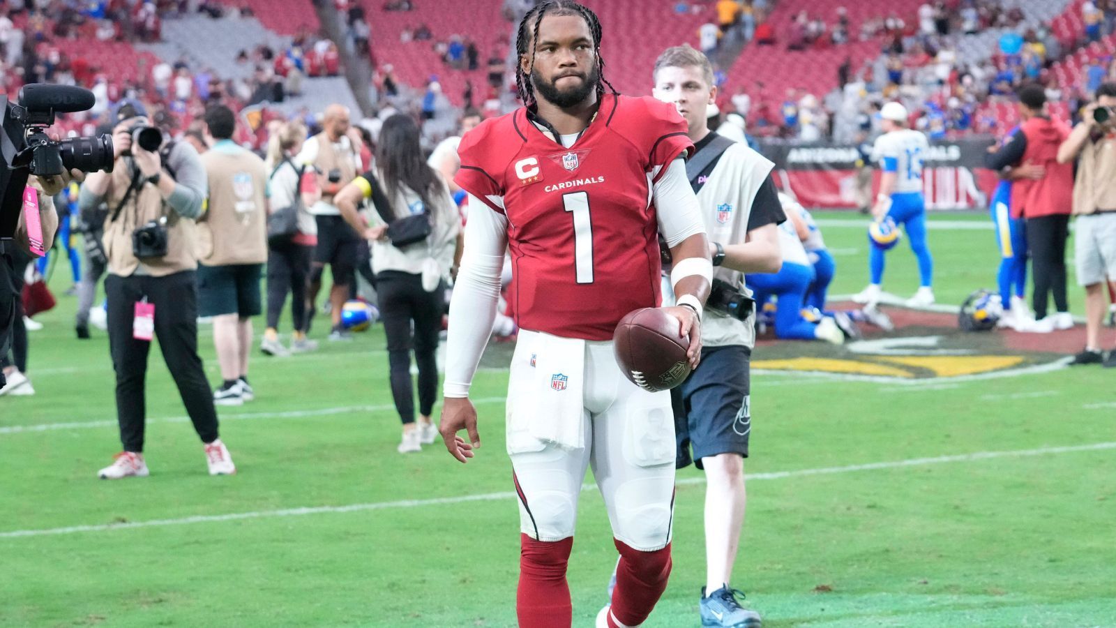 
                <strong>Verlierer: Kyler Murray (Arizona Cardinals)</strong><br>
                Eine weitere teure Offense, die derzeit wenig auf die Kette kriegt, ist die der Arizona Cardinals. Sicher, DeAndre Hopkins fehlt an allen Ecken und Enden und wird erst in Woche sieben zurückkehren. Aber Kyler Murray und Co. stellen sich mit dem Ball derzeit einfach nicht gut an. Hauptproblem: Das Laufspiel. Nur 3.3 Yards im Schnitt bringt die eigentlich laufstarke Offense zu Stande. Die Folge: Kyler Murray musste den Ball satte 58 mal werfen. Dass er dabei 314 Yards erzielte, ist für die Menge an Passversuchen fast schon zu wenig. Murray verdient 230,5 Millionen Dollar mit seinem frischen, neuen Vertrag. Für diese Summe sind die Leistungen und die daraus resultierenden knapp über 20 Punkte im Schnitt, die ebenfalls durch eine hohe Niederlage gegen die Chiefs und ein Overtime-Spiel in Las Vegas beschönigt werden, zu wenig.
              