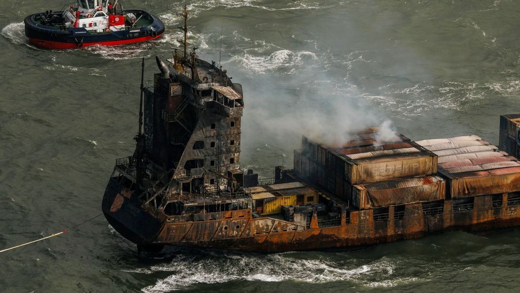 Rauch auf dem Frachtschiff "Solong".