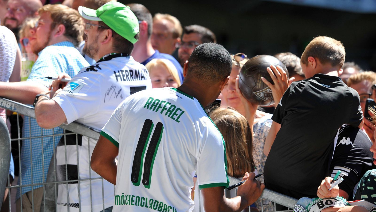 
                <strong>Borussia Mönchengladbach </strong><br>
                Anschließend schrieben Raffael und Co. fleißig Autogramme.
              