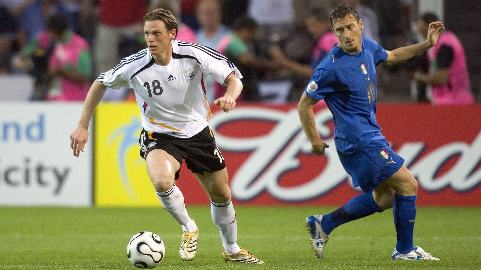 
                <strong>Tim Borowski</strong><br>
                Beim WM-Halbfinale von 2006 bekam der damalige Bremer Tim Borowski links im Mittelfeld den Vorzug vor Bastian Schweinsteiger und kam so zu einem seiner insgesamt 33 Länderspiel-Einsätze. Bis auf ein einjähriges Intermezzo bei den Bayern blieb Borowski Werder stehts treu, auch über das Ende seiner Spielerkarriere hinaus. Nach 294 Pflichtspiel-Einsätzen für die Hanseaten beendete Borowski im Sommer 2012 seine Laufbahn, wechselte anschließend sofort ins Marketing des damaligen Bundesligisten. In weiterer Folge wurde er Co-Trainer von Florian Kohfeldt bei den Werder-Profis und musste zuletzt den Abstieg aus der Bundesliga miterleben. Nachdem dieser Abstieg feststand, gab der 41-jährige Borowski seinen Abgang bekannt. 
              
