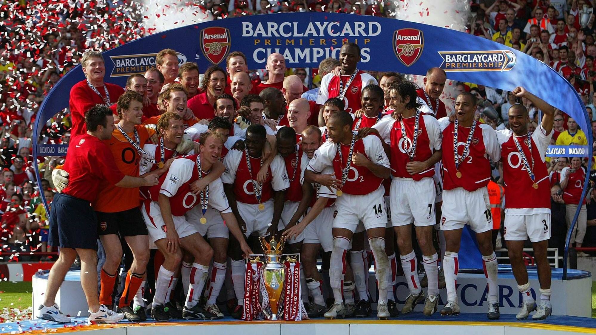 <strong>England: FC Arsenal 2003/04 </strong><br>
                Die Premier League gilt als die stärkste Liga der Welt. Auch deshalb sind vielen Fußballfans vor allem die "Gunners" als ungeschlagener Ligameister in Erinnerung. Als bislang einziges Team aus England schafften die Londoner die perfekte Saison. Die Erfolgsgaranten der damaligen Elf um Torhüter Jens Lehmann, Dennis Bergkamp, Patrick Viera und Torjäger Thierry Henry werden bis heute von den Arsenal-Anhängern als die "Invincibles" verehrt.