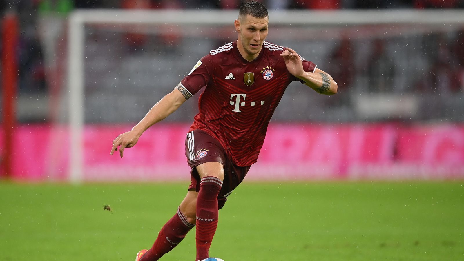 
                <strong>Niklas Süle (FC Bayern München)</strong><br>
                Kommt für den deutlich offensiveren Müller in die Partie und ordnet sich als Rechtsverteidiger ein. Hilft dabei, stärker werdende Leipzigern einzudämmen.ran-Note: ohne Bewertung
              