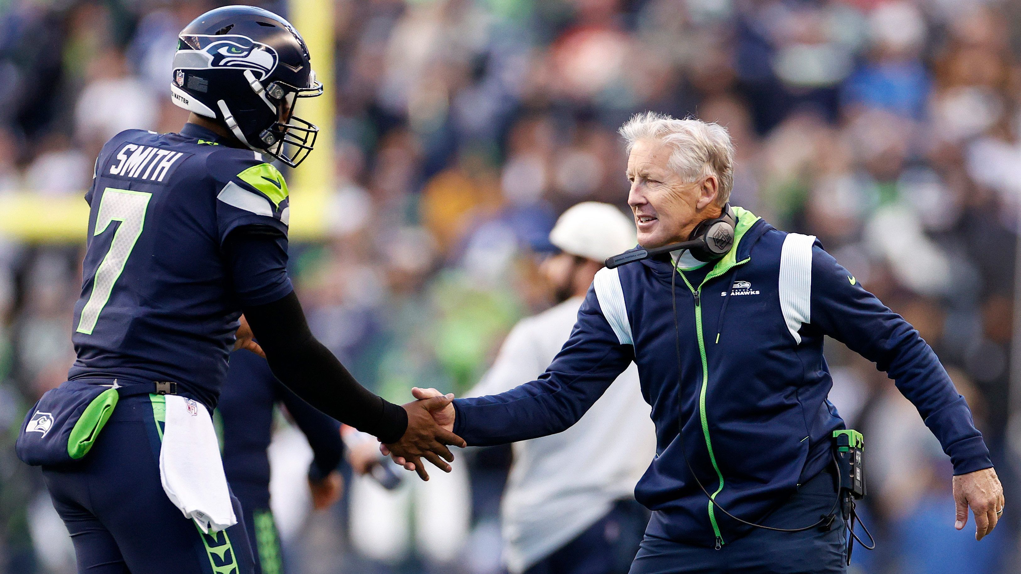 
                <strong>Seattle Seahawks</strong><br>
                Zwar haben Head Coach Pete Carroll und die Seattle Seahawks erst langfristig mit Starter Geno Smith verlängert und Drew Lock als dessen Backup eingeplant, doch die Gerüchte um einen Spielmacher im Draft sind noch nicht ganz verflogen. Bei den Seahawks wäre es jedoch ähnlich wie bei den Colts, schließlich pickt Seattle an fünfter Stelle. Ein Trade scheint nur dann realistisch, wenn Carroll und Co. einen absoluten Wunschkandidaten haben.
              