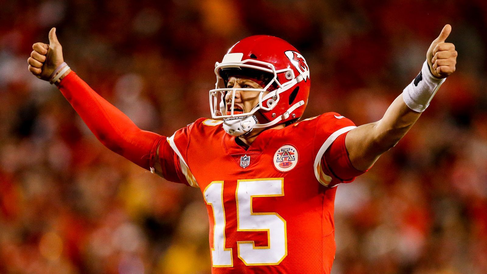 
                <strong>Patrick Mahomes (Kansas City Chiefs) </strong><br>
                Auch Chiefs-Senkrechtstarter Patrick Mahomes könnte einen großen Meilenstein knacken. Mit 3.923 Passing-Yards fehlen dem Quarterback nur noch 77 Yards zur 4.000er-Marke. Mit seinen 41 Touchdowns wäre Mahomes somit der dritte Quarterback, der 4.000 Yards und 40 Touchdowns in seinem Rookie- oder Sophomore-Jahr in der NFL wirft. Vor ihm gelangen das nur Kurt Warner und Dan Marino. Beide erhielten im Anschluss an ihre Saison übrigens die Auszeichnung zum MVP.
              