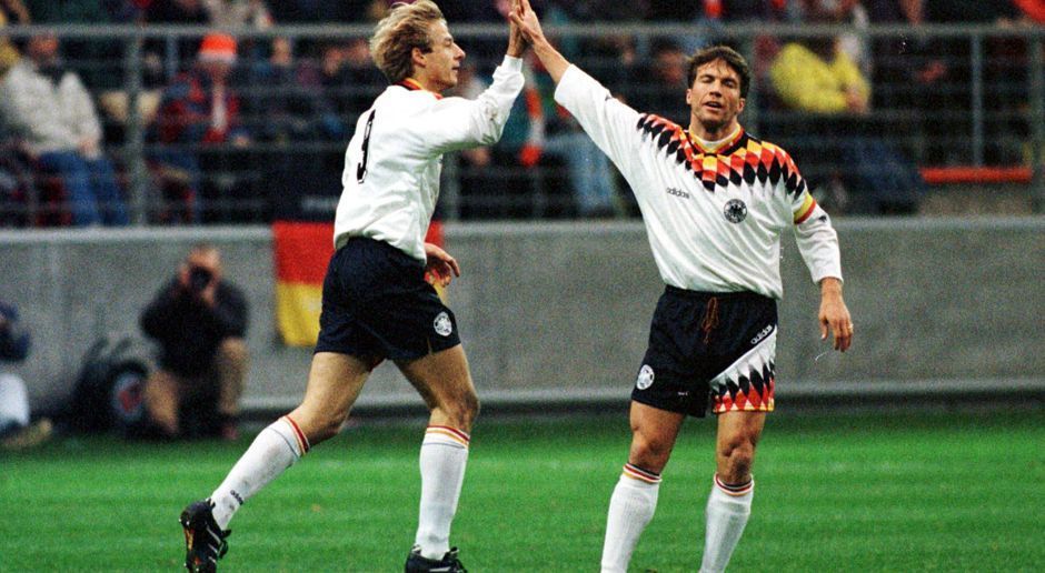 
                <strong>Lothar Matthäus und Jürgen Klinsmann (FC Bayern München und Deutschland)</strong><br>
                "Egoistisch, feige und vor allem aufs Geld aus." Das sagte Lothar Matthäus einst in einem Interview über seinen Teamkollegen Jürgen Klinsmann. Beide spielten gemeinsam für die deutsche Nationalmannschaft und den FC Bayern. Gegönnt haben sie sich beide jedoch nichts. So wettete Matthäus 1994 mit Uli Hoeneß, dass Klinsmann für die Bayern keine 14 Saisontore schießen werde. Klinsmann schaffte es und kostete Matthäus so 10.000 Mark.
              
