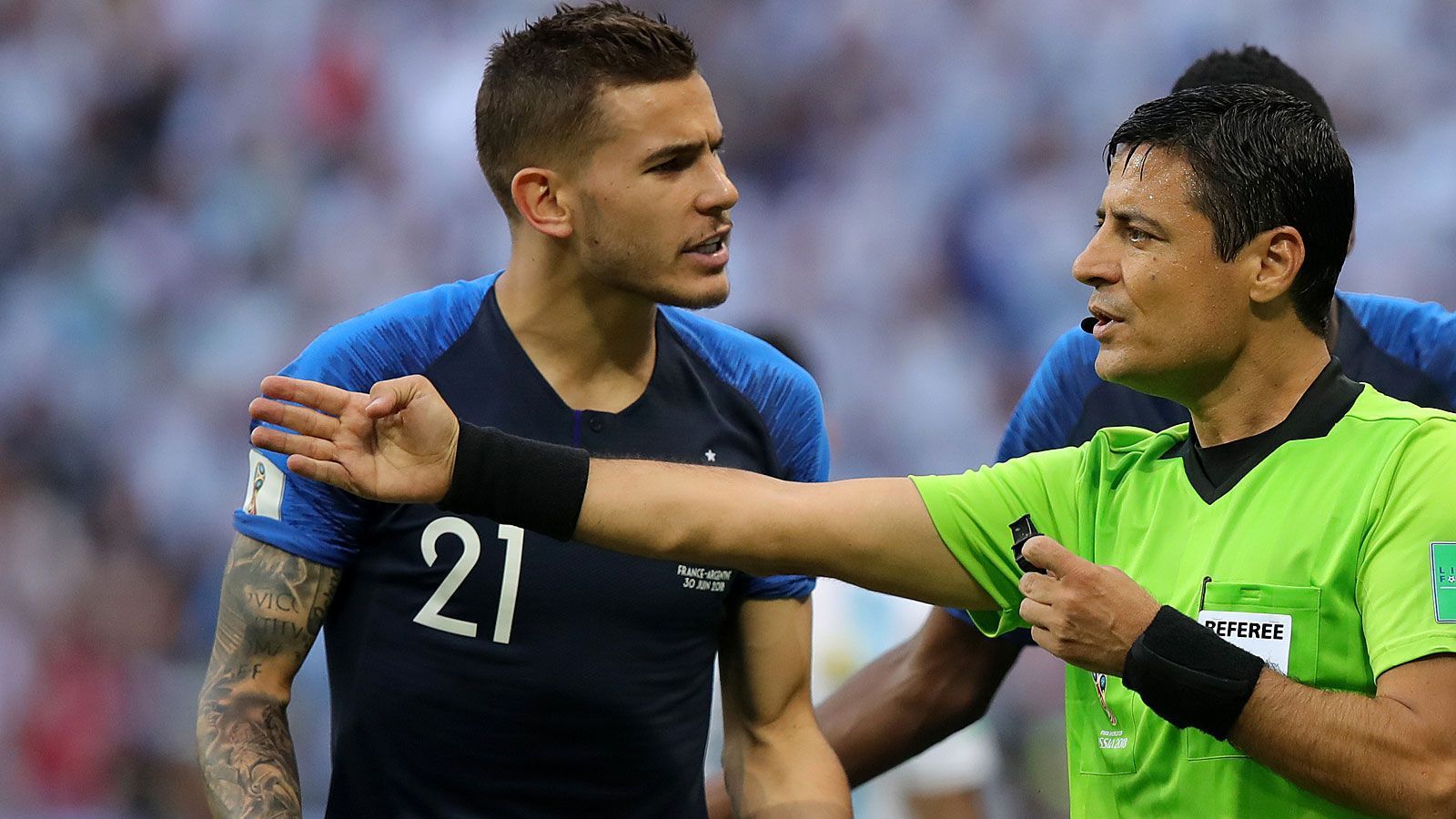 
                <strong>Lucas Hernandez</strong><br>
                Im Zusammenspiel mit Matuidi lässt er nichts über seine Seite zu. Pavon ist komplett abgemeldet. In der Offensive hält er sich zumeist zurück. Starke Flanke zum 2:2 durch Pavard. ran-Note: 2
              