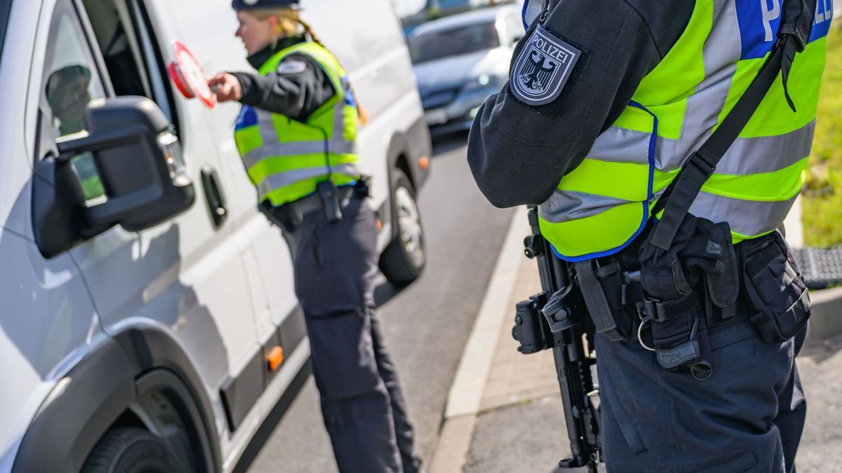 Nach den Plänen des neuen Innenministers Alexander Dobrindt (CSU) sollen Grenzbeamt:innen künftig offenbar 12-Stunden-Schichten leisten. 