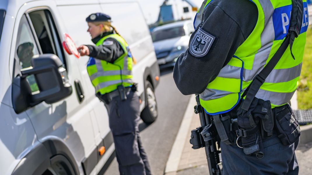 Beamt:innen der Bundespolizei stehen bei der Einreisekontrolle am deutsch-polnischen Grenzübergang Stadtbrücke.