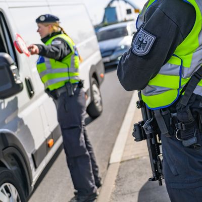 Nach den Plänen des neuen Innenministers Alexander Dobrindt (CSU) sollen Grenzbeamt:innen künftig offenbar 12-Stunden-Schichten leisten. 