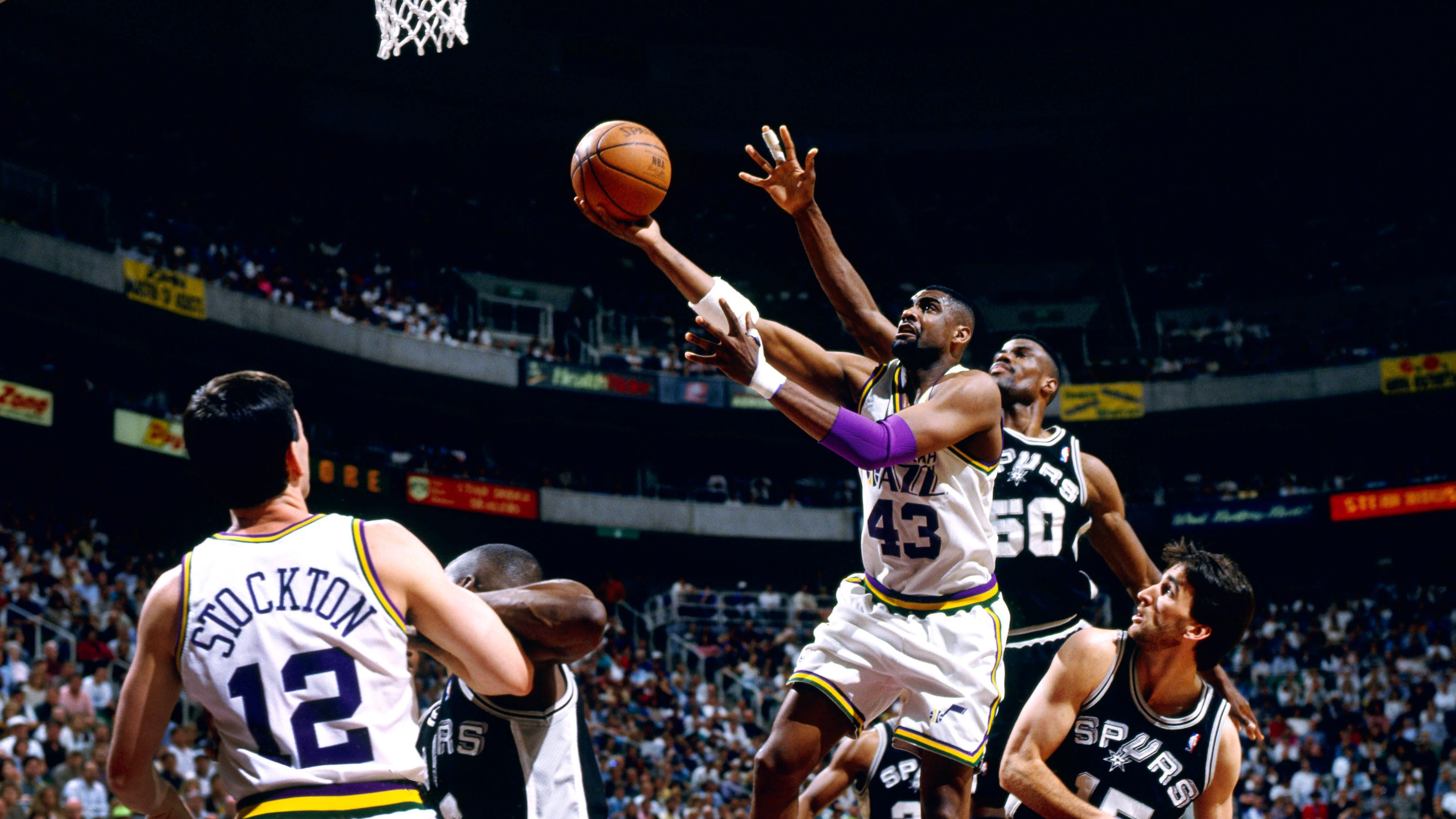 <strong>Platz 5 (geteilt): David Robinson</strong><br>Etwas mehr als 30 Jahre später gelang es einer weiteren NBA-Legende, ebenfalls 71 Punkte in einem Spiel zu erzielen. Die Rede ist von David Robinson. Der Hall of Famer sammelte die 71 Punkte in der Saison 1993/94 beim Auswärtsspiel seiner San Antonio Spurs bei den Los Angeles Clippers. Doppelter Grund zur Freunde: Die Spurs gewannen mit 112:97.