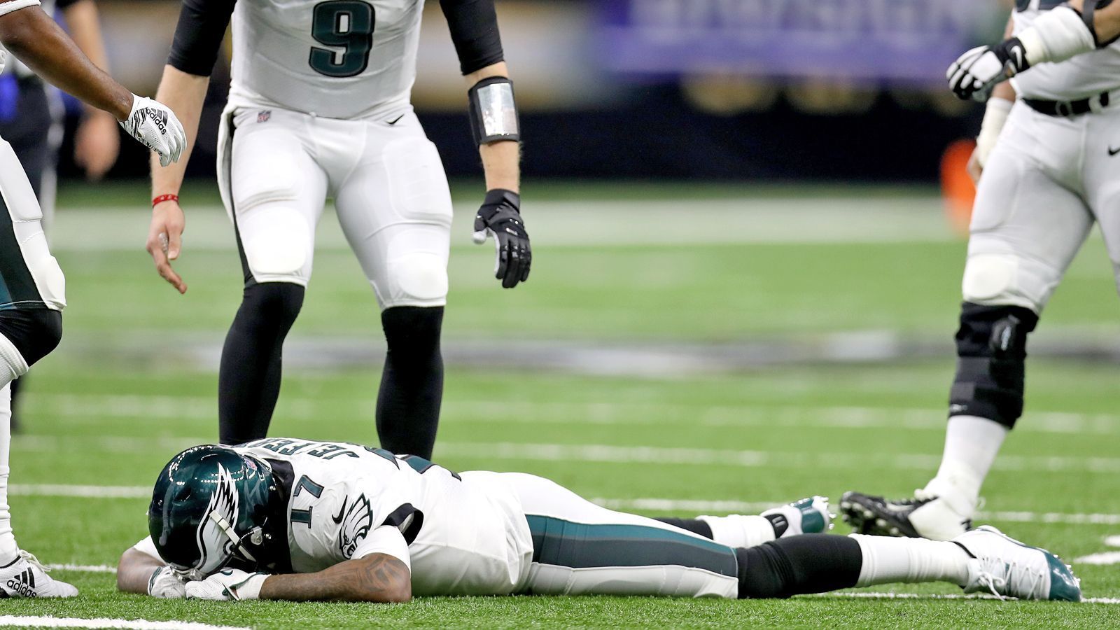 
                <strong>Verlierer: Alshon Jeffery</strong><br>
                Es war eigentlich alles bereitet für ein weiteres Eagles-Wunder: Saints-Kicker Wil Lutz verschießt das möglicherweise vorentscheidende Field Goal, Philadelphia nur sechs Punkte hinten, mehr als zwei Minuten auf der Uhr, der "heilige" Nick Foles am Ball. Doch dann passiert es: Alshon Jeffery flutscht das Ei durch die Finger, Marshon Lattimore sagt danke - Interception, Spiel vorbei, Phillys Traum von der Titelverteidigung ausgeträumt. War in der Vorwoche noch Cody Parkey der Unglücksrabe der NFL, hat diesen unrühmlichen Titel in den Divisional Playoffs Jeffery inne. Der Receiver nimmt die Niederlage anschließend allein auf seine Kappe - stark.
              