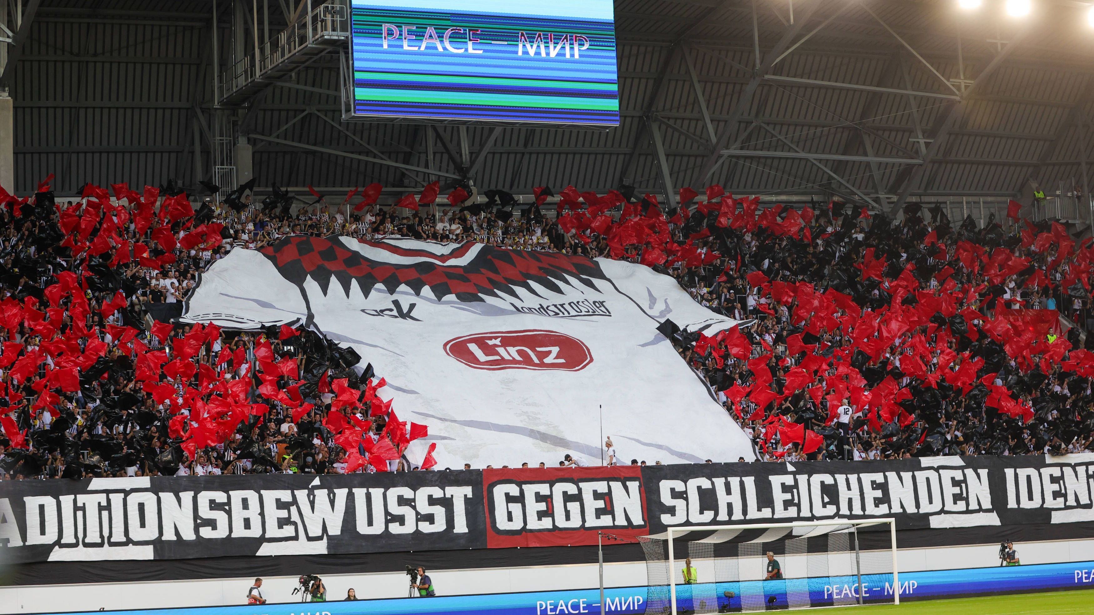 <strong>LASK</strong><br>Beim Gastspiel des FC Liverpool beim LASK in Linz erinnerten die Fans der Gastgeber die Vereinsführung an die Ursprünge des Vereins. Die Ultra-Gruppierung des Klubs befindet sich mit der Klubführung seit längerer Zeit im Streit bezüglich der Trikotfarben, die zu sehr von den ursprünglichen Vereinsfarben der Oberösterreicher abweichen sollen.