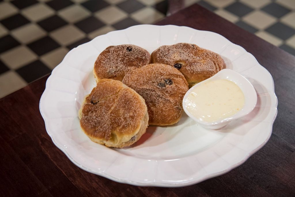 Hefepfannkuchen mit Rum-Rosinen und Schmand-Dip