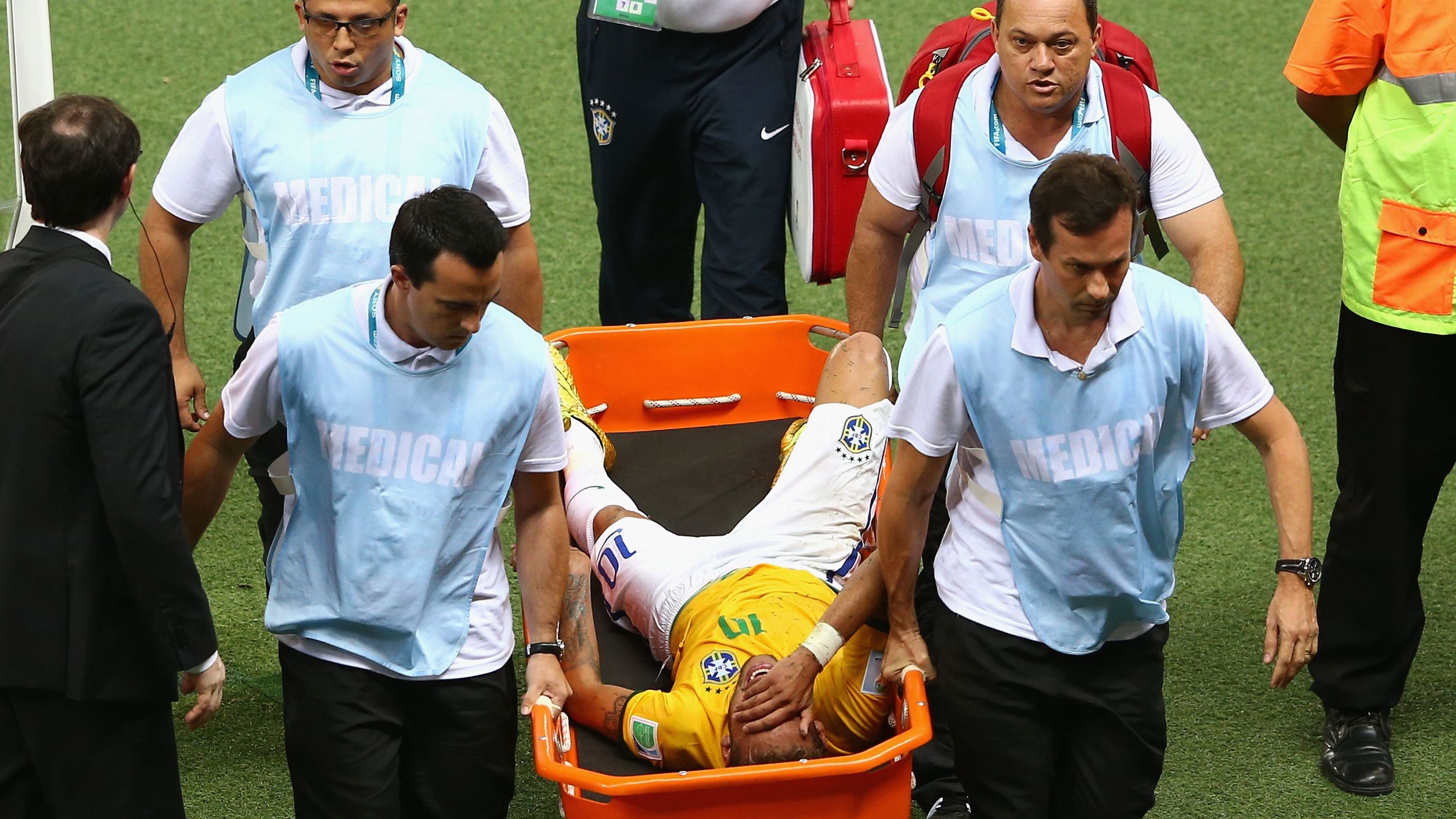 <strong>Wirbelverletzung im Juli 2014</strong><br>Die wohl emotionalste Verletzung seiner Karriere erlitt Neymar bei der WM-Endrunde 2014 in Brasilien. Nach einem Sprung von Kolumbiens Juan Zuniga in den Rücken Neymars zog sich dieser eine schwere Wirbelverletzung zu. Die Folge: Die Heim-WM war für den brasilianischen Superstar vorzeitig gelaufen. Die Selecao scheiterte ohne Neymar im Halbfinale mit 1:7 am DFB-Team.