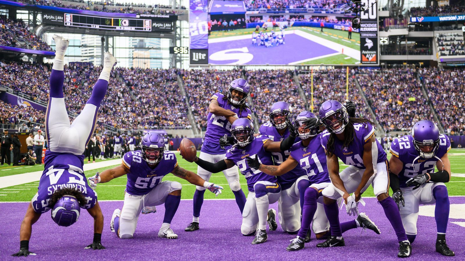 
                <strong>Viel hilft viel: Minnesota Vikings mit Rekord</strong><br>
                Die Minnesota Vikings haben sich im Draft 2020 das Beste für den Schluss aufgehoben. Gleich elf Spieler drafteten die Vikings am dritten Draft-Tag. Insgesamt hat GM Rick Spielman unglaubliche 15 Spieler gedraftet. Das gab es seit der Einführung des Sieben-Runden-Formats 1994 noch nie. Den alten Rekord von 14 Spielern hielten die Dolphins (1997) und die Browns (2016).
              