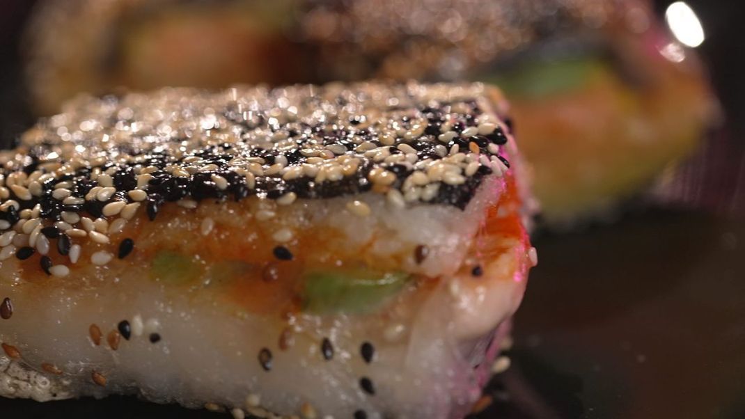 Sushi meets Sommerrolle. So entsteht ein frischer Snack mit Gurke, Avocado, Reis und Lachs. Lecker!