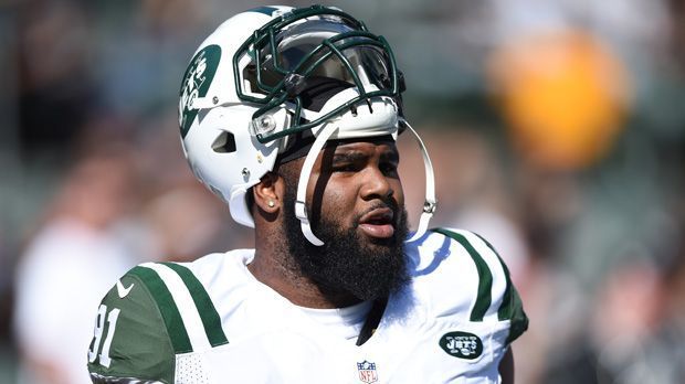 
                <strong>Sheldon Richardson</strong><br>
                Sheldon Richardson: Der Defensive End der New York Jets sorgt vor allem außerhalb des Platzes für richtig Ärger. Er soll sich ein illegales Straßenrennen geliefert und sich anschließend der Festnahme widersetzt haben. Von der NFL wurde er wegen eines positiven Tests auf Marihuana auch noch für vier Spiele gesperrt. Ein echter Badboy, dieser Richardson.
              