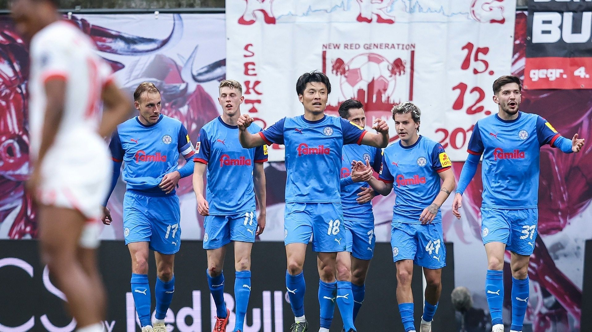 <strong>SC Freiburg: Shuto Machino (Stürmer)</strong><br>Auch die Freiburger schielen auf Europa, schauen für einen Transfer aber erstmal auf einen Absteiger. Shuto Machino dürfte mit seinen Qualitäten der Bundesliga erhalten bleiben. Der Japaner überzeugt mit seiner Abschlussstärke. Eine Fähigkeit, die die Freiburger Mittelstürmer häufig vermissen ließen.