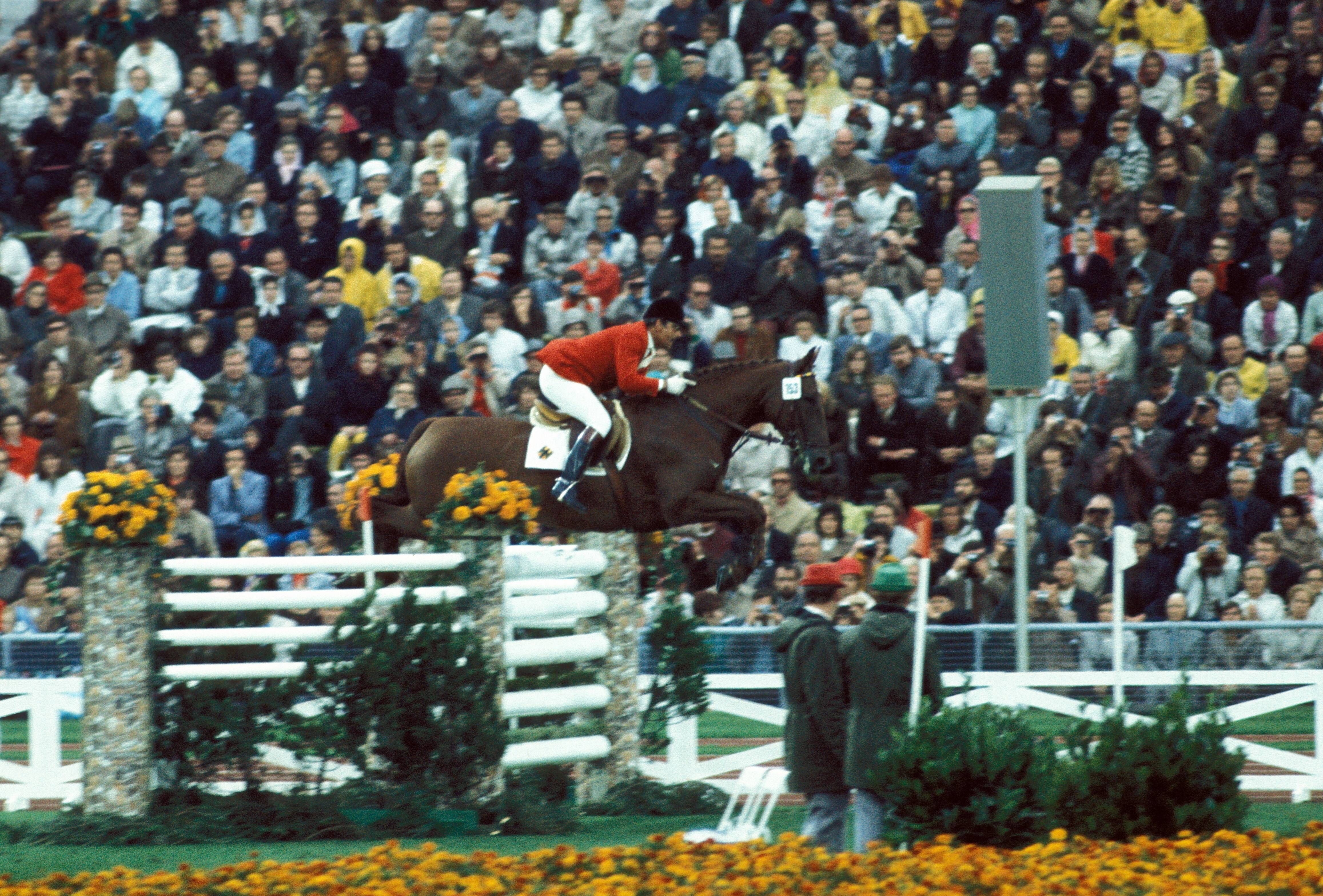 Auf Platz Nummer 5 landet Reitikone Hans Günter Winkler. Neben sieben olympischen Medaillen (fünfmal Gold, einmal Silber, einmal Bronze) gilt er als einer der erfolgreichsten Springreiter aller Zeiten. Und das, obwohl er seine ersten Olympischen Spiele verpasste, weil damals nur Amateure teilnehmen durften und er bereits als Reitlehrer, und damit Berufssportler, tätig war.