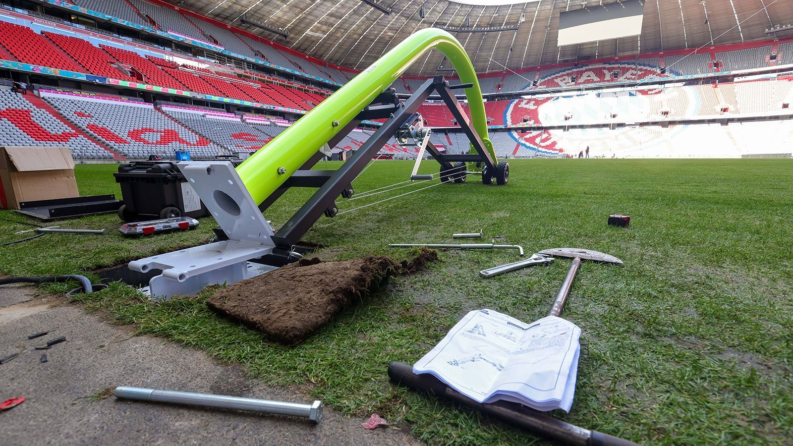 
                <strong>Maßnahmen auf dem Rasen</strong><br>
                Auch auf dem Grün müssen Anpassungen vorgenommen werden. Tore werden durch Goal Posts für Field Goals und Extra Punkte ersetzt...
              