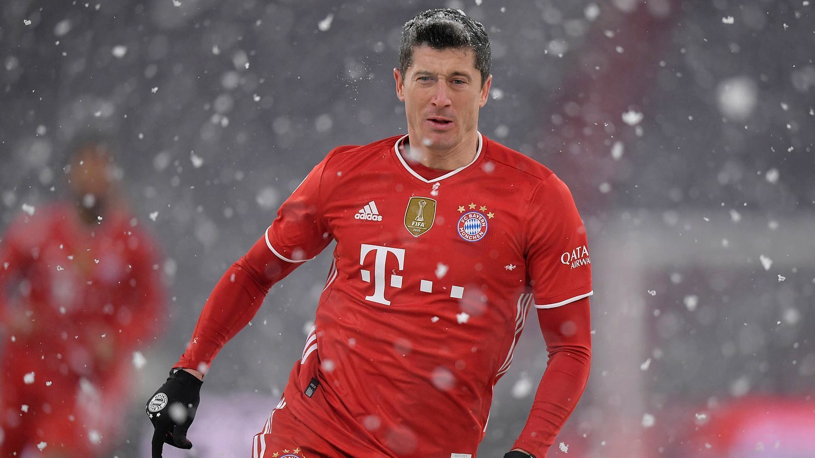 
                <strong>Robert Lewandowski</strong><br>
                Oft ist der Weltfußballer in der ersten Halbzeit nicht zu sehen, er kommt bei den widrigen Bedingungen nicht wirklich zum Zug. Drei Minuten sind nach dem Seitenwechsel gespielt, da nimmt der Pole eine Flanke von Alaba mit der Brust an und trifft aus der Drehung. Stark. ran-Note: 3
              