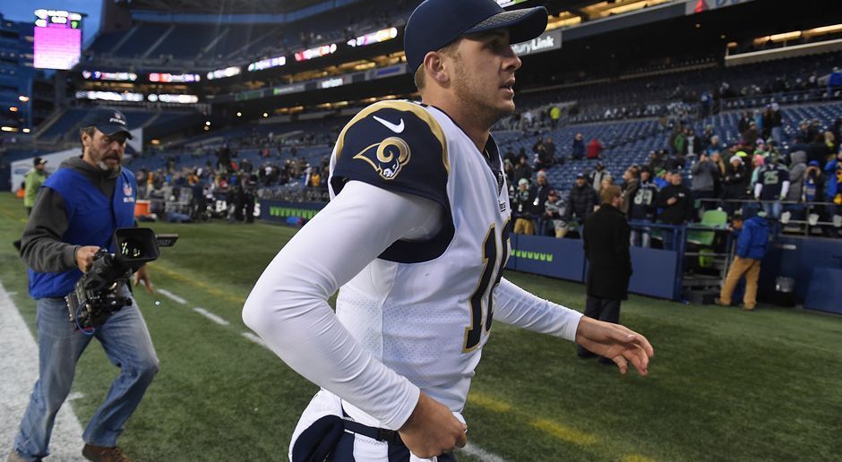 
                <strong>7. Jared Goff (Los Angeles Rams)</strong><br>
                In seinem zweiten NFL-Jahr hat Jared Goff den Durchbruch geschafft. 8,0 Yards pro Passversuch sind der drittbeste Wert der Liga, 28 Touchdowns der fünftbeste. Doch wie schlägt sich der Youngster bei seiner Playoff-Premiere? Gut möglich, dass Goff wie schon in seiner Rookie-Saison in den nächsten Wochen Lehrgeld zahlen muss. In seinem Alter wäre das jedoch keine Schande.
              