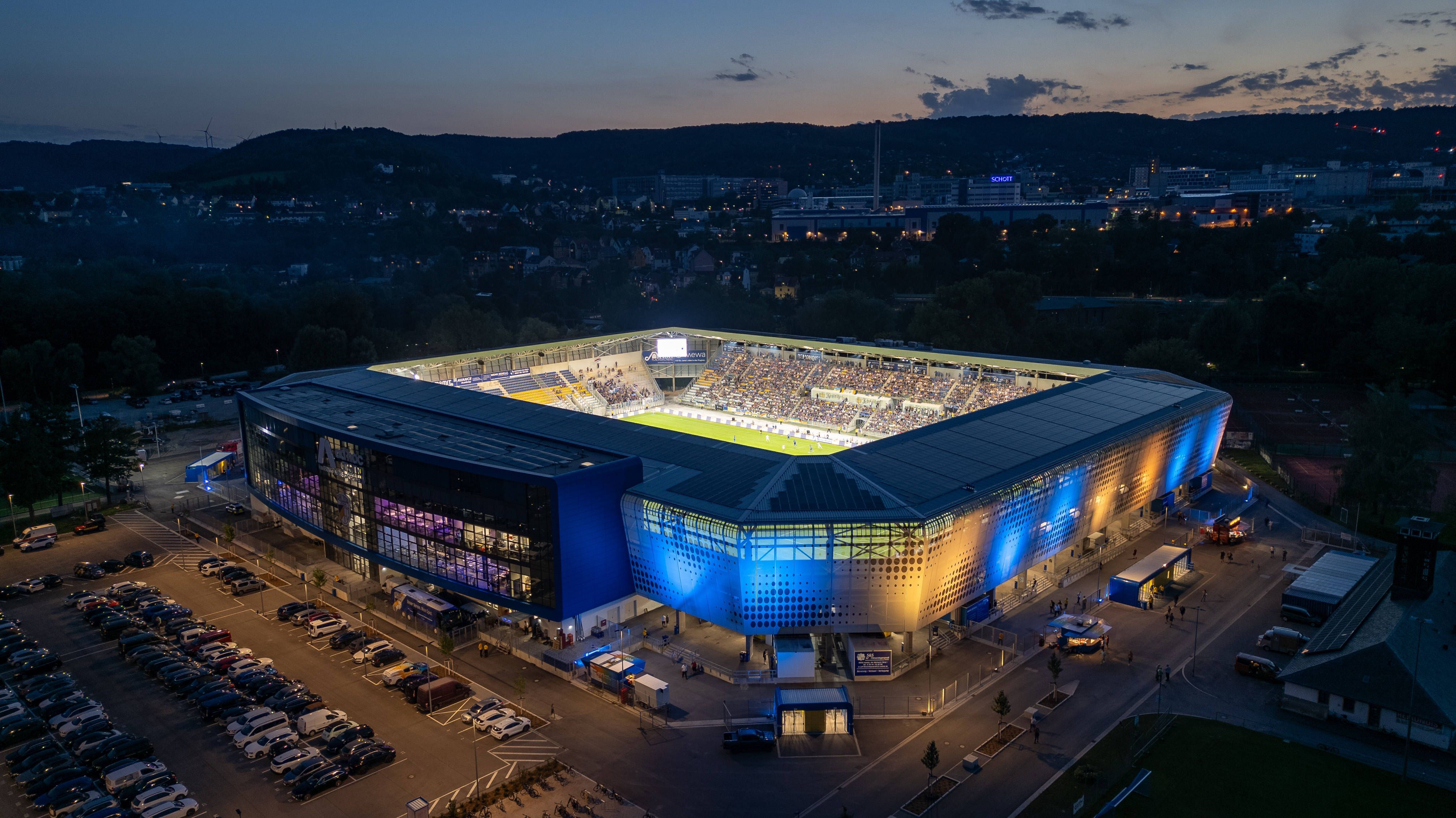 <strong>Carl Zeiss Jena hat das schönste Stadion der Welt</strong><br>Nicht Bernabeu, nicht Camp Nou, nicht Marcana. Das schönste Stadion der Welt steht in Deutschland. Doch es ist durchaus überraschend, wo. Die neue adHoc Arena des FC Carl Zeiss Jena wurde vom Online-Portal StadiumDB.com zum besten der Welt gekürt. Vor dem Bernabeu in Madrid und Hocine Ait Ahmed in Algerien. Der Regionalligist setzte sich damit gegen 23 Konkurrenten durch. Der Neubau der Arena im Ernst-Abbe-Sportfeld hatte 58 Millionen Euro gekostet.