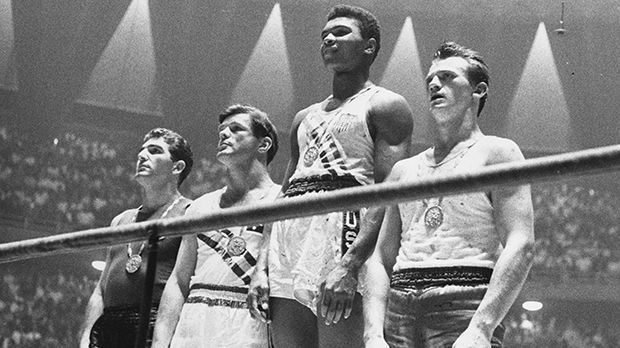 
                <strong>Cassius Clay (1960)</strong><br>
                Cassius Clay (1960): Noch kannte ihn kaum keiner, doch er wusste früh, was er wollte: 1960 gewann Cassius Clay in Rom bei den olympischen Spielen Gold. Es war der Startschuss zu einer beispiellosen Profikarriere, letztlich wurde Clay zum größten Boxer aller Zeiten. ran.de zeigt die bekanntesten Olympiasieger im Boxen.
              
