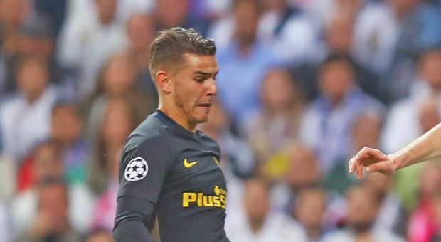 
                <strong>Lucas Hernandez (Atletico Madrid)</strong><br>
                Sagt in der ersten Minute Cristiano Ronaldo gleich mal mit einem Foul Hallo. Aufmerksam auch bei einem Casemiro-Lupfer über die Abwehr kurz später. Der 21-Jährige ist um seinen Job gegen CR7 und Marcelo wirklich nicht zu beneiden. Immer versucht es Real über links, doch oft bleibt Hernandez Sieger. Bei seinem ersten Vorstoß an die gegnerische Grundlinie kurz vor der Pause landet der Ball im Aus und Lucas an der Werbebande. Schöne Balleroberung gegen Ronaldo in der 60. Spielminute, die einen Abschluss von Koke ermöglicht - immerhin etwas. In Halbzeit zwei immer abgeklärter, lässt sich durch Ronaldos Übersteiger-Parade nicht aus der Ruhe bringen. Nur einmal etwas zu weit von Asensio weg, der ungehindert flanken darf und Benzema so fast das Tor ermöglicht. Ansonsten eine beeindruckende Partie des Youngsters. ran-Note: 2
              