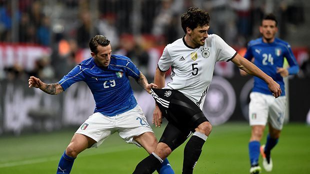 
                <strong>Mats Hummels</strong><br>
                Mats Hummels: Eine souveräne Vorstellung des Dortmunders. Sein Positionsspiel bleibt riskant, auch seine Pässe im Spielaufbau sind mitunter ambitioniert. Aber wenn alles funktioniert, ist Hummels eine extrem wichtige Stütze der DFB-Abwehr. ran-Note: 2
              