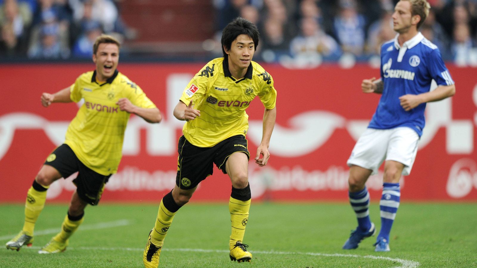 
                <strong>Mittelfeld - Shinji Kagawa</strong><br>
                Der damalige Dortmunder Neuzugang Shinji Kagawa hat gerade einmal vier Bundesliga-Spiele benötigt, um sich bei den BVB-Fans unsterblich zu machen. Am 19. September 2010 steuerte der Japaner beim 3:1-Sieg auf Schalke zwei Treffer für die Gäste bei und war damit Matchwinner dieses Revierderbys. In seinen beiden BVB-Ären brachte es Kagawa auf insgesamt vier Treffer gegen Schalke - gegen kein anderes Bundesliga-Team traf der heutige PAOK-Profi so häufig.
              