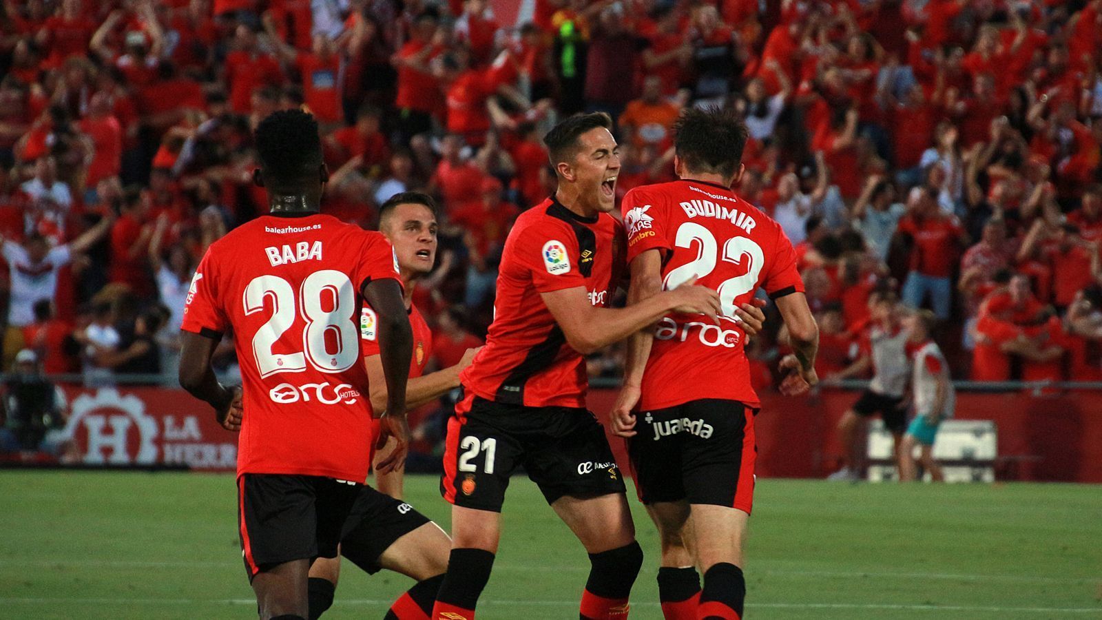 
                <strong>Spanien: RCD Mallorca</strong><br>
                Der ehemalige Europapokal-Finalist RCD Mallorca hat den Durchmarsch von der dritten spanischen Liga in die Primera Division perfekt gemacht. Der Klub von der Balearen-Insel gewann das Final-Rückspiel der Aufstiegsrunde im heimischen Stadion Son Moix 3:0 (1:0) gegen Deportivo La Coruna und machte damit die 0:2-Niederlage aus dem Hinspiel wett. Mallorca, 2001/02 Champions-League-Teilnehmer, war 2013 aus der höchsten Spielklasse abgestiegen. 2017 folgte der Sturz in die Drittklassigkeit, 2018 die Rückkehr in die Segunda A.
              