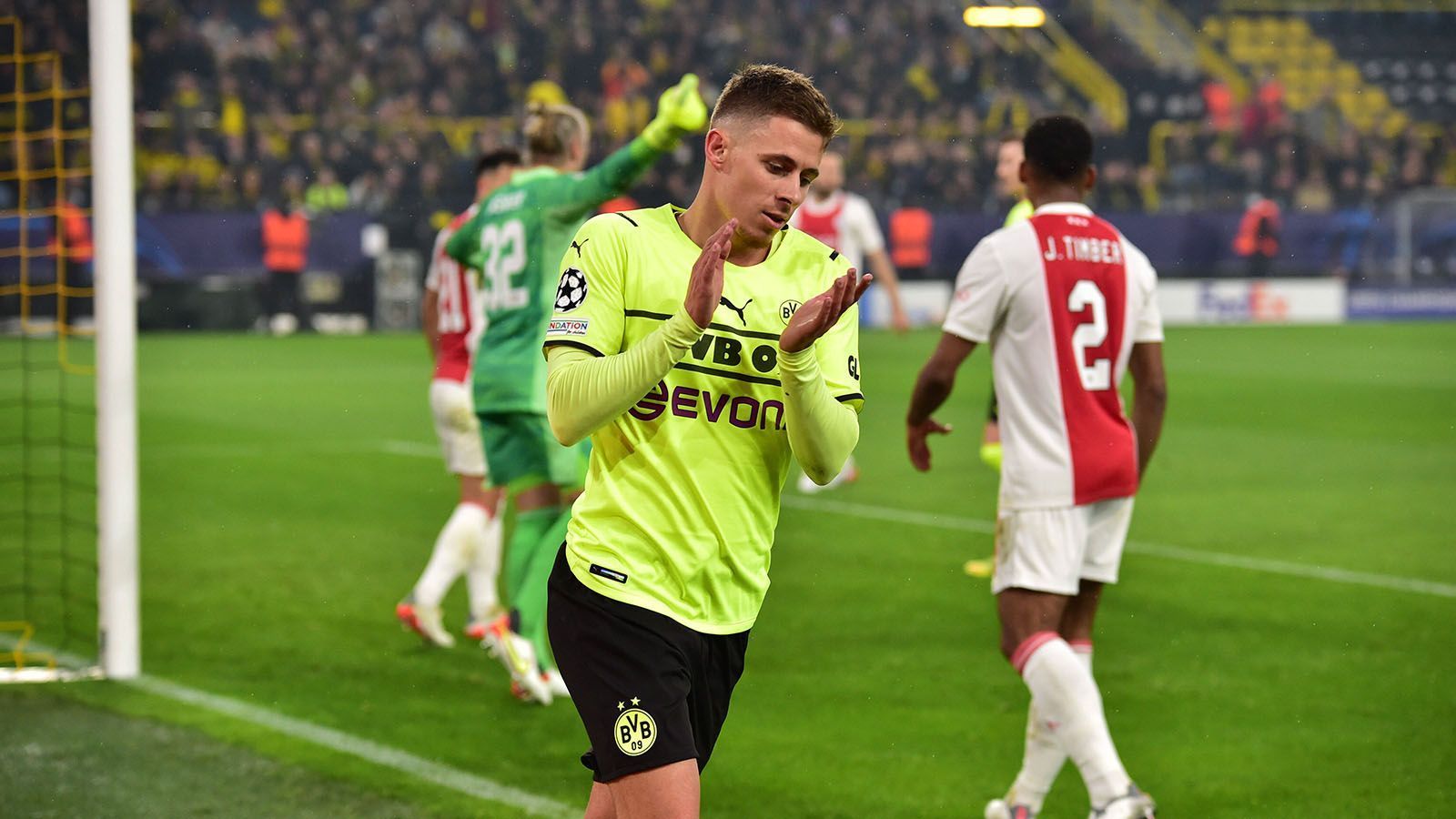 
                <strong>Thorgan Hazard</strong><br>
                Bleibt anfangs unauffällig und hat keine nennenswerte Offensivaktion. Ist dann Opfer eines taktischen Wechsels: Als Hummels Rot sieht muss Rose die Viererkette wieder herstellen und bringt Marin Pongracic. Hazard muss nach 34 Minuten runter. ran-Note: 3
              