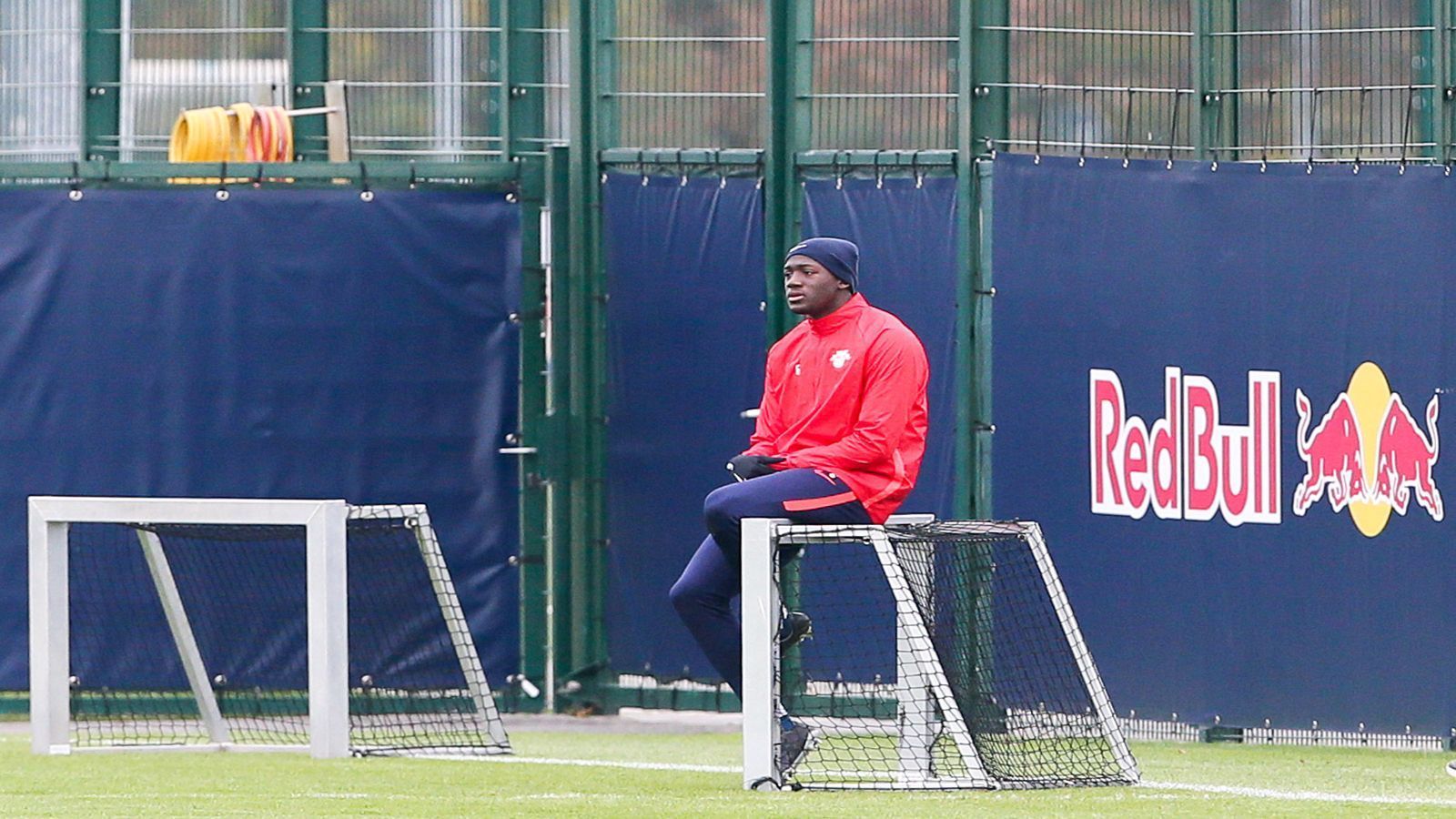 
                <strong>RB Leipzig</strong><br>
                Abwehrkante Ibrahima Konate (Bild, Muskelfaserriss) war seit dem 7. Spieltag raus und könnte nun im Saisonendspurt wieder eingreifen. Willi Orban (Arthroskopie) würde wohl erst wieder im Juni dazustoßen. Chelsea-Leihgabe Ethan Ampadu könnte zwar wieder fit sein, lässt sich aufgrund der Pause aber weiter am Rücken behandeln. Dafür mischt Kevin Kampl wieder mit.
              