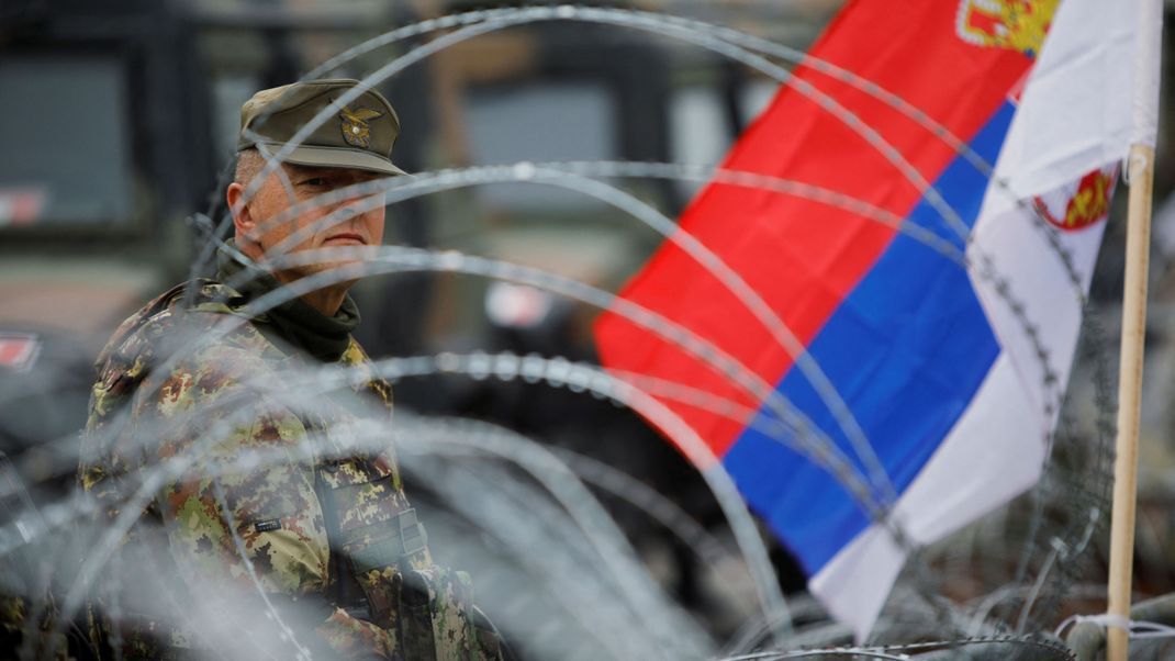 Ein Soldat der NATO-geführten Friedenstruppe (KFOR) hält in Leposavic Wache.
