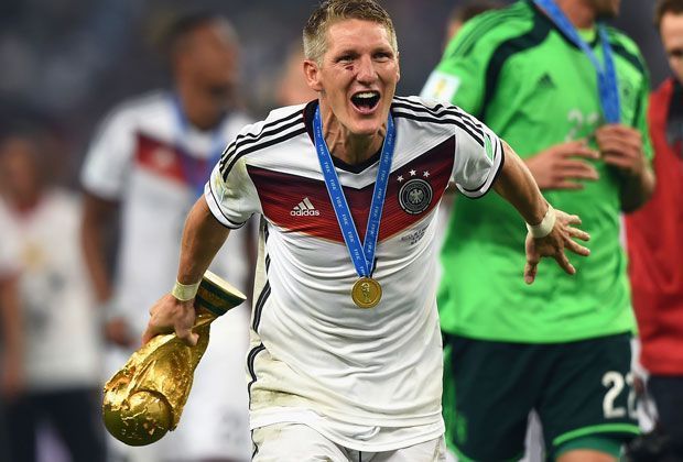 
                <strong>Bastian Schweinsteiger</strong><br>
                Allein für seine Leistung im WM-Finale gehört Schweinsteiger in diese Elf. Mehr Leidenschaft und Siegeswille geht nicht. 
              