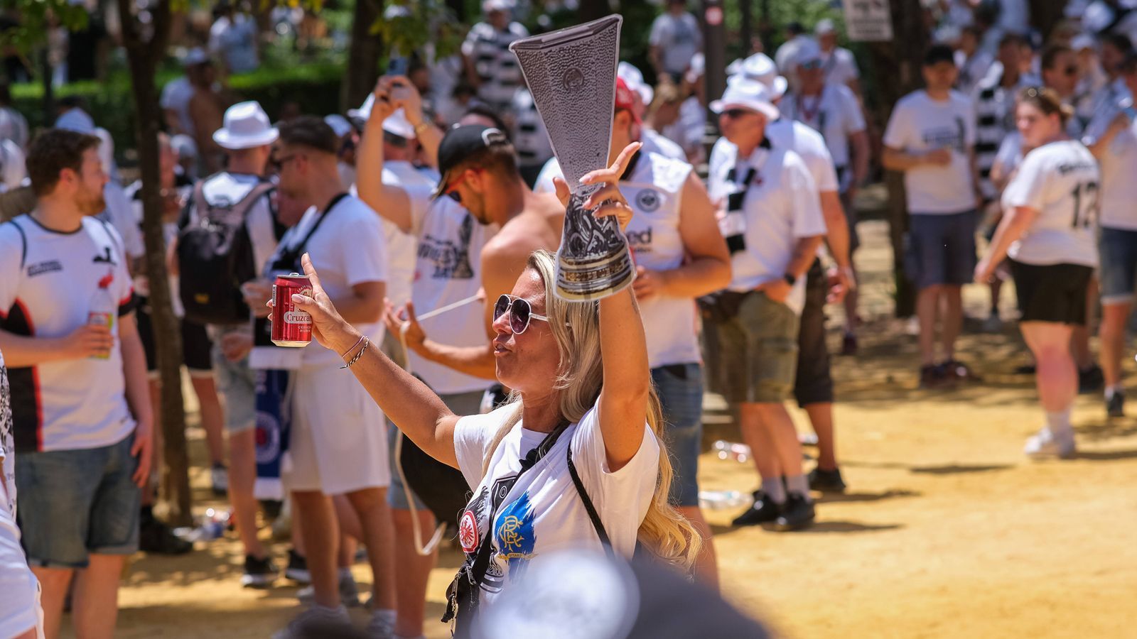 
                <strong>Party-Stimmung</strong><br>
                Um diesen Pokal geht es heute Abend. Alle Eintracht-Anhänger befinden sich bereits seit Stunden in Party-Stimmung.
              